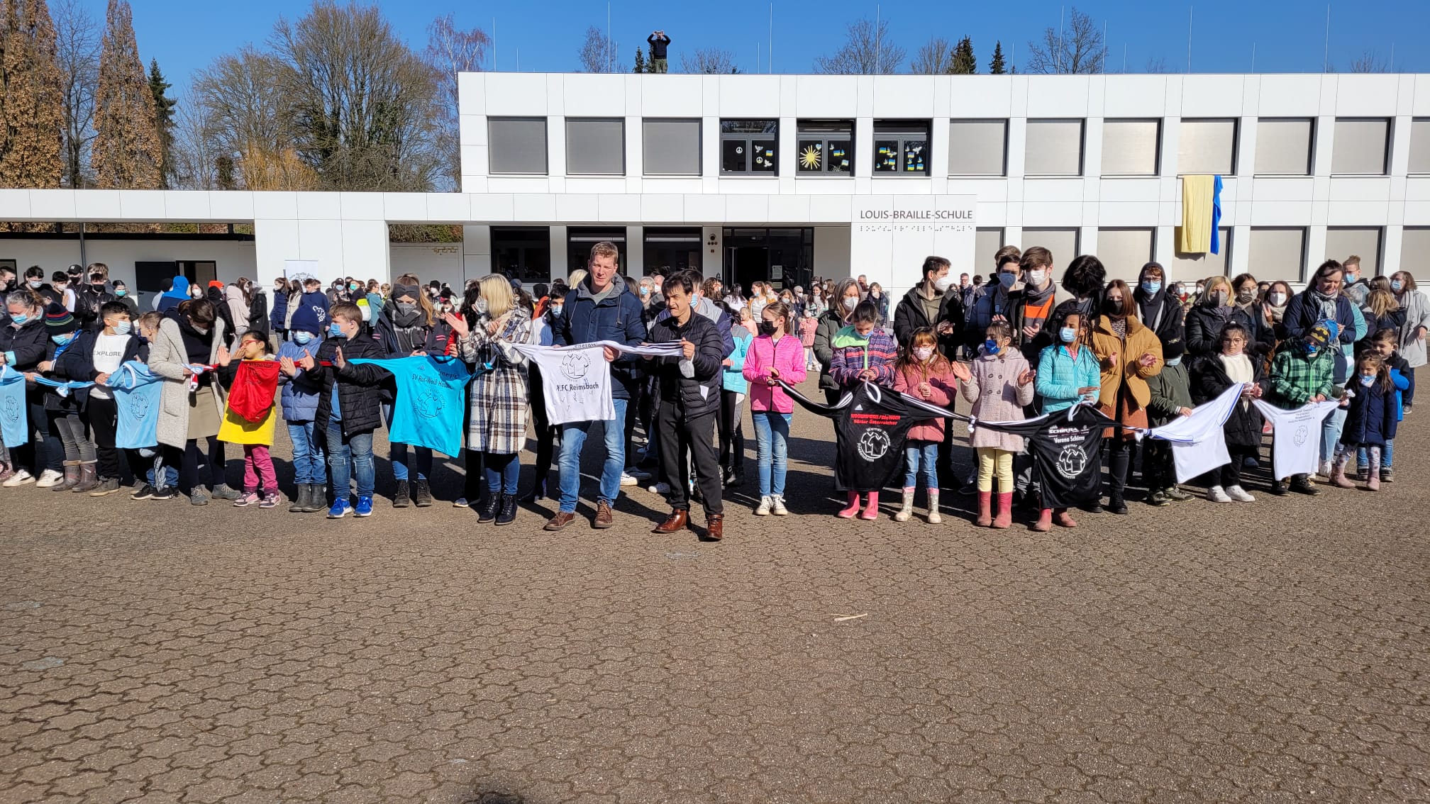 Werner%20Zimmer%20Friedenskette%20vor%20der%20Louis-Braille-Schule%20Lebach